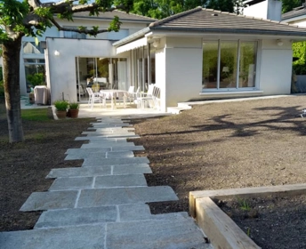 Allée en luzerne, traverse en chêne