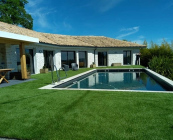 Tour de piscine en gazon synthétique